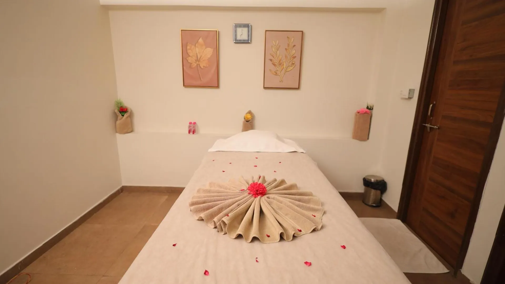 Seasons Park Resort Udaipur Otel